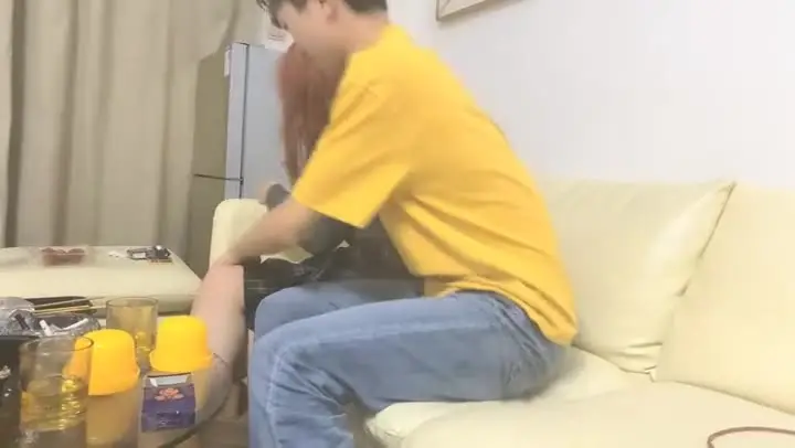 2023-7-1【瘦猴先生探花】约操良家嫩妹妹,摇色子喝酒调情,扒掉衣服按摩器震穴,沙发上猛怼骚穴