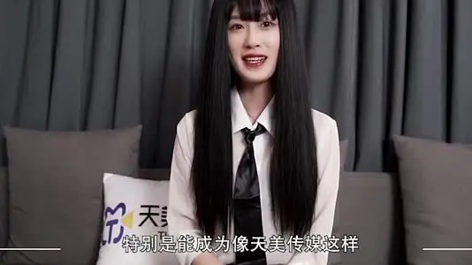 大陸AV劇作:粉丝冒充老板潛规则应聘黑丝长发美女拍完写真舔吃肉棒沙发各种姿勢抽插_ new