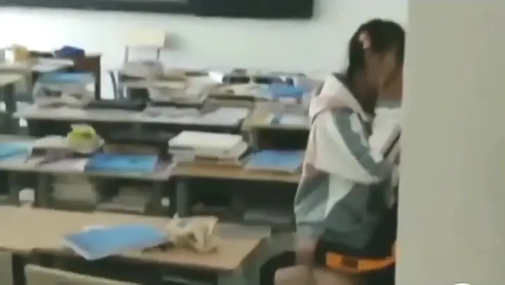谁还没年轻过但不是谁都有这个胆 偷窥初中同学在教室啪啪 双马尾美眉好嫩啊 可惜了~谁还没年轻过但不是谁都有这个胆