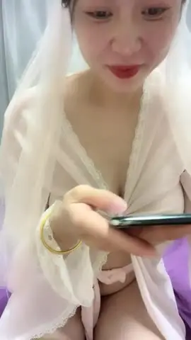 淫贱小宝贝深夜里的骚逼孕妇全程露脸陪狼友骚,新娘妆情趣诱惑,性感的大奶子已经胀奶了,自慰骚穴浪荡呻吟