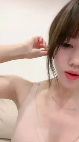 极品尤物【乔乔】超棒身材美乳,脱下内裤摇摆翘臀,特写多毛粉穴,黄瓜磨蹭骚逼,手指揉搓扣入 new