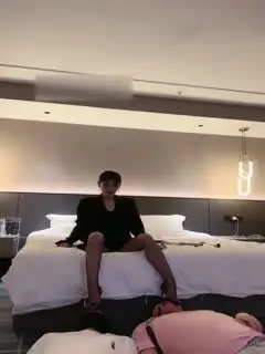 黑丝长腿御姐调教2个男奴皮鞭抽脸辱骂舔脚男狗爬过来