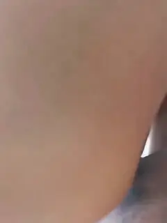 对面会不会有人在偷看我们。男：对面的人在看你是不是，射你屁股上啊_女孩：啊啊啊啊啊啊啊不要，我不要了！