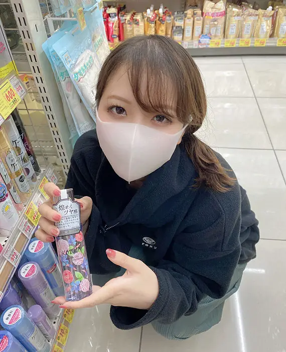 她是饮食店的看板女,用相机羞辱那些对追求自己的男人毫不掩饰的身材姣好的巨乳女郎。