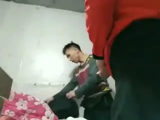 【独家】一个老司机去修车后入干鸡屁眼子,过程要看她屄,她不给看,老司机发现女的下面有鸡巴,原来是男的,老司机翻车鸡儿立马软下来!
