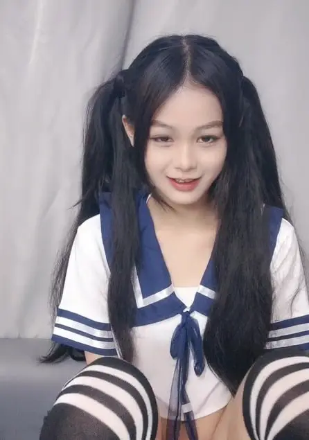 双马尾极品清纯美少女穿情趣学生制服,娇小身材跳蛋震动小穴,震动棒狂插翘屁股特写内射!