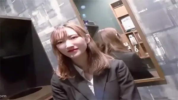制服未褪！邻家小美眉粉嫩骚穴被狂插，紧致呻吟