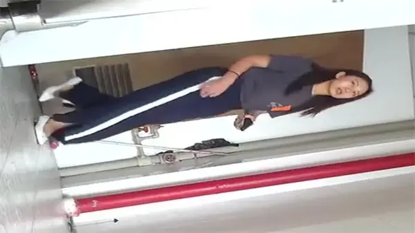 卫生间偷窥!绝密镜头下淫荡熟女潮吹高潮,羞耻淫脸与湿穴同框狂浪