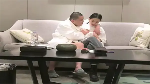 猛男约炮清纯嫩妹,爆操到内射连射