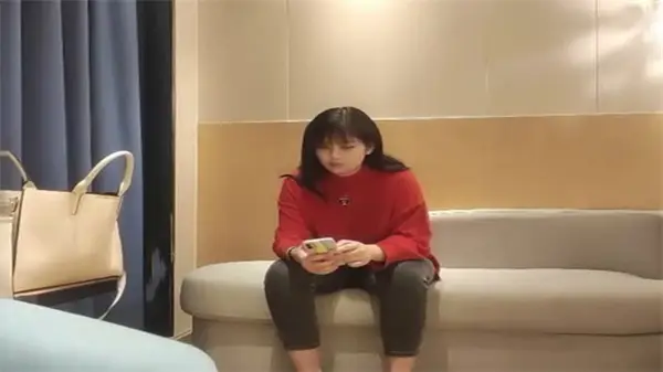 探花实录:巨乳肥臀顶级肉弹,骚货被玩到淫水狂喷,车头灯爆晃!