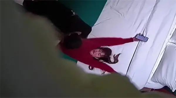 酒店偷拍意外捕获!人妻巨乳被狂干内射骚穴尽露