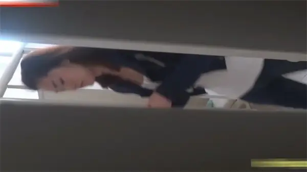 高校女厕被密拍!清纯美腿深蹲露穴,私密羞耻大曝光!