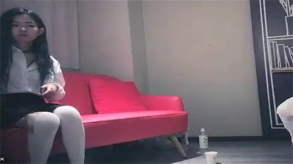 暗中勾引!巨屌猛男重金狂操白丝巨乳JK,制服撕裂骚穴被爆开内射!
