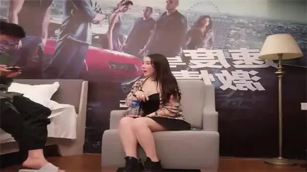 约到网红脸极品妹子，沙发调情猛扣骚穴，爽到喷水！