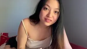 [居家隔离]亚洲欲求不满女大学生寂寞难耐 饥渴小穴疯狂泄欲求操哭喊