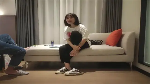 看着乖乖女脱光衣服露出满身纹身 从背后猛操到表情失控