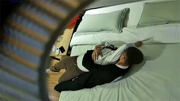 酒店偷拍流出 极品骚货被陌生大叔狂干到潮吹 高清无码
