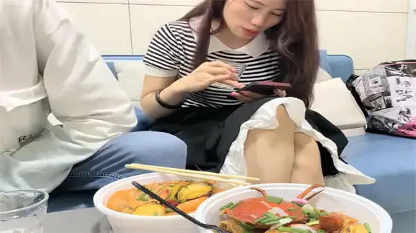 街头探花瘦猴狂操邻家美少妇