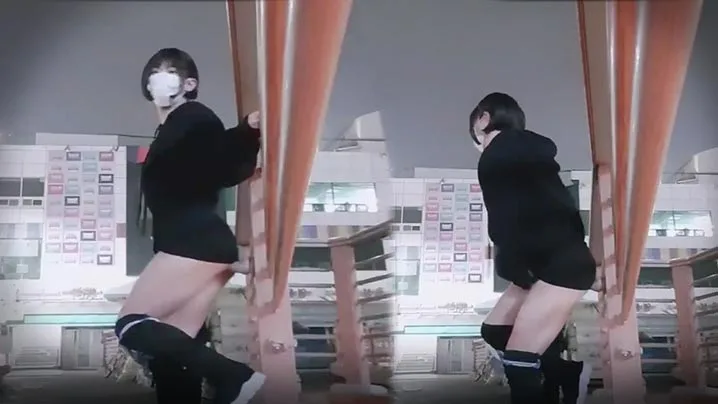 胆大的女子把肉棒粘在铁柱上骚逼狗式的自己深入抽插.