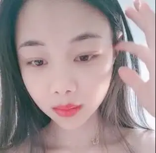 新春佳节不忘赚外快,与娇小老婆卧室激情四射:口交调情、玩穴打飞机,后入猛攻女上位摇到翻天!