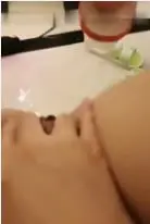 沙发跪姿翘臀诱惑！细腰蜜桃臀私处特写，完美身材性感爆表