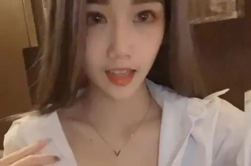 SWAG-琳儿 狂野私拍!撕裂丝袜跪舔粉丝骚穴,肉穴被爆干到高潮喷水。