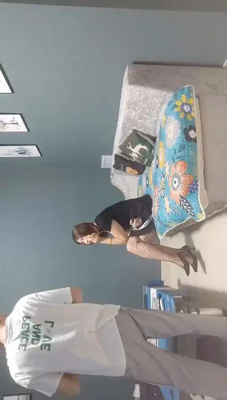 小狐狸娱乐黑丝御姐张开双腿自慰揉穴,撩裙后入镜头前狂操丰臀