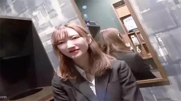 制服未脱甜美邻家妹,粉嫩一线天紧致插入爽翻天!