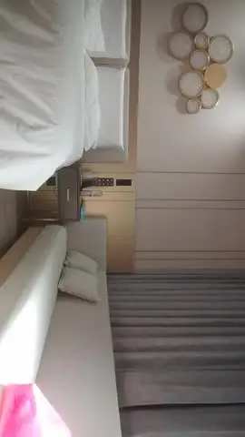 2022-4-15【哥现在只是个传说】高端极品,甜美型大奶小姐姐,埋头吸吮大屌,后入大屁股,脸对着镜头 new