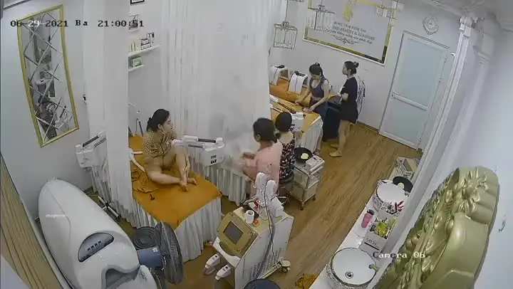 稀有黑客破解美容院 摄像头偷看女顾客脱光衣服保养乳房和刮阴毛美容师没人的时候偷偷给自己的逼去毛~5 6055289006957004617