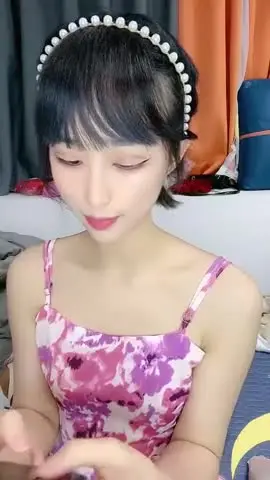 性格活泼新人美少女!超甜美是个极品!换上白丝袜珍珠内裤,水晶假屌猛插穴,没几下就流出白浆