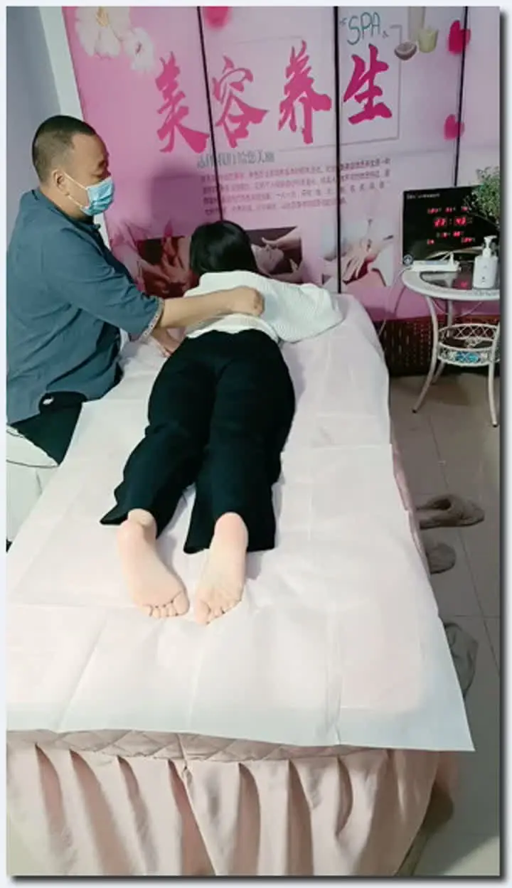 美容院大叔又撩风骚女顾客,全身精油按摩撩骚激情啪啪特殊服务,按摩床上各种抽插,小少妇还跟男的视频电话 new