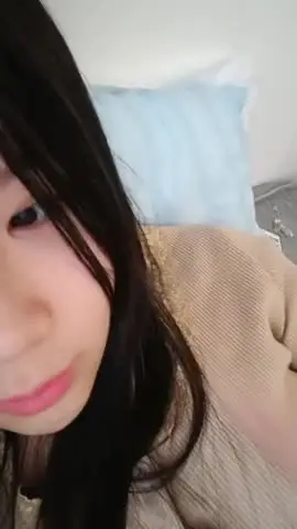 清纯的高中生初次下海，跟狼友互动撩骚，在狼友礼物的攻势下脱光了给狼友看奶子和逼逼，自慰小穴好嫩好刺激