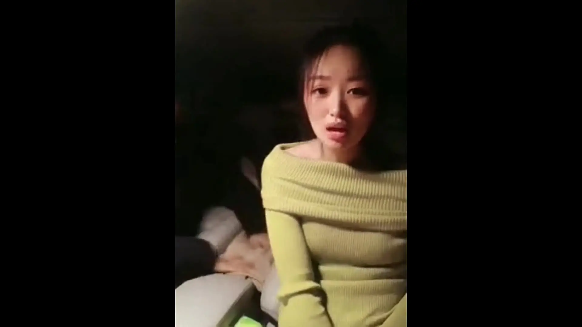 颜值不错骚气少妇夜晚驾车边开边口交_停路边驾驶座上位骑坐抽插非常诱人_