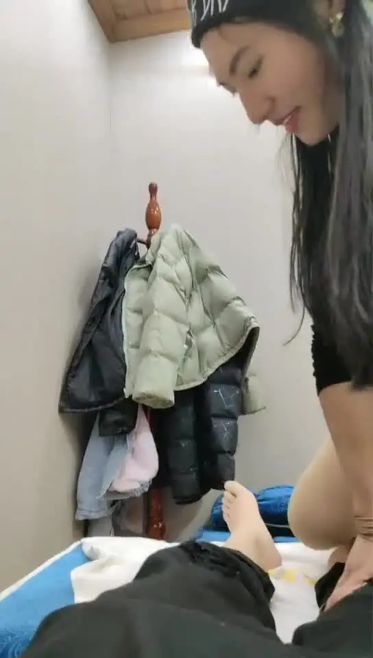 大陆剧情巨乳妹特约性按摩师全裸推油扣穴无套爆操