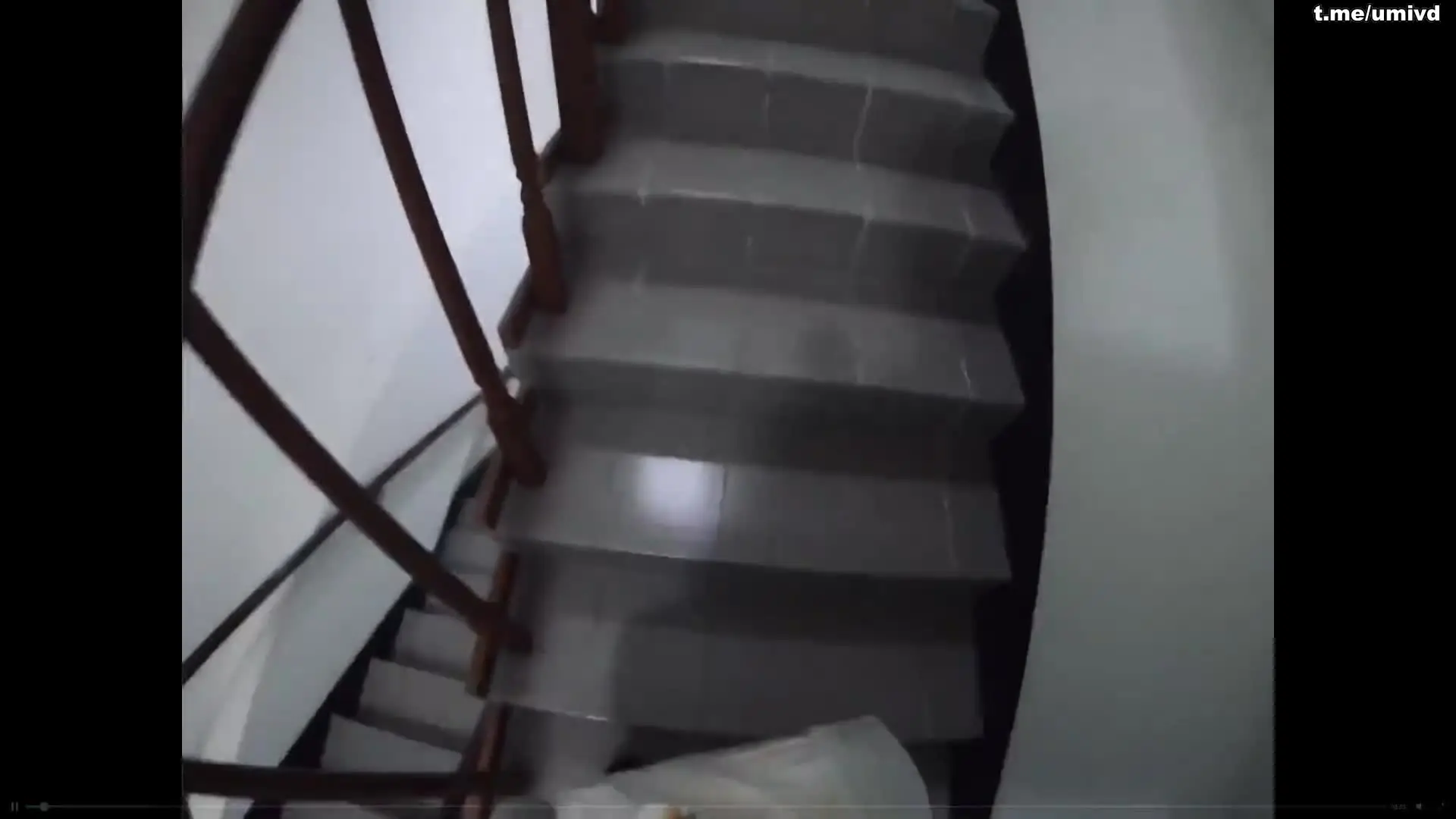 快递员入屋中出黑丝妹子