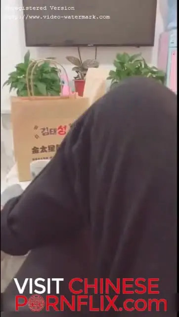 Chinese cleaning girl in most unrealistic attire-40672855