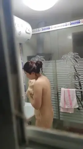 最新偷窥隔壁美少妇洗香香 窗户留条缝正便于我欣赏 妹子奶子真大洗逼又漱口~最新偷窥隔壁美少妇洗香香