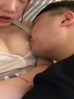 情侣之间这般亲热,我酸了,这也太甜啦,舔吸奶头,两根舌头碰撞舌吻_好甜蜜哦!