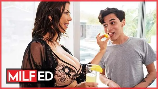Milfed-顽皮的重磅炸弹亚历克西斯福克斯(AlexisFawx)在她丈夫不在时取笑泳池男操她【MILFED】