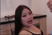 丰腴小母狗时时准备吃鸡在厨房做饭到一半就打起炮来