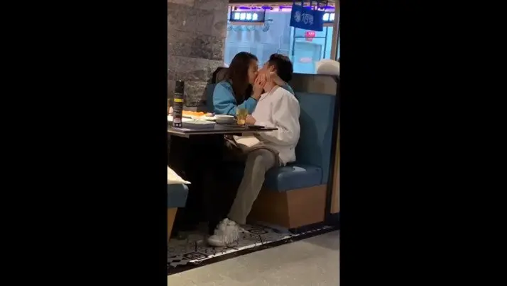 @20205876340 用户上传:大庭广众直接亲