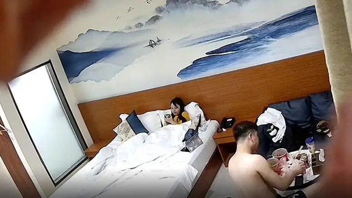酒店偷拍:小龙虾诱奸打工妹,爆操干到杀猪嚎叫内射