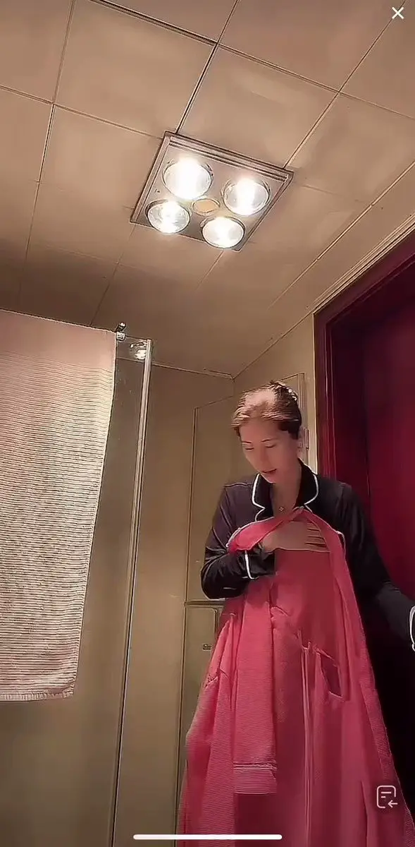 抖音主播直播洗澡 这小屁股一撅 那人气关注是哗哗的往上涨