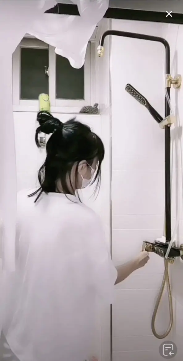 抖音淋水湿身透点