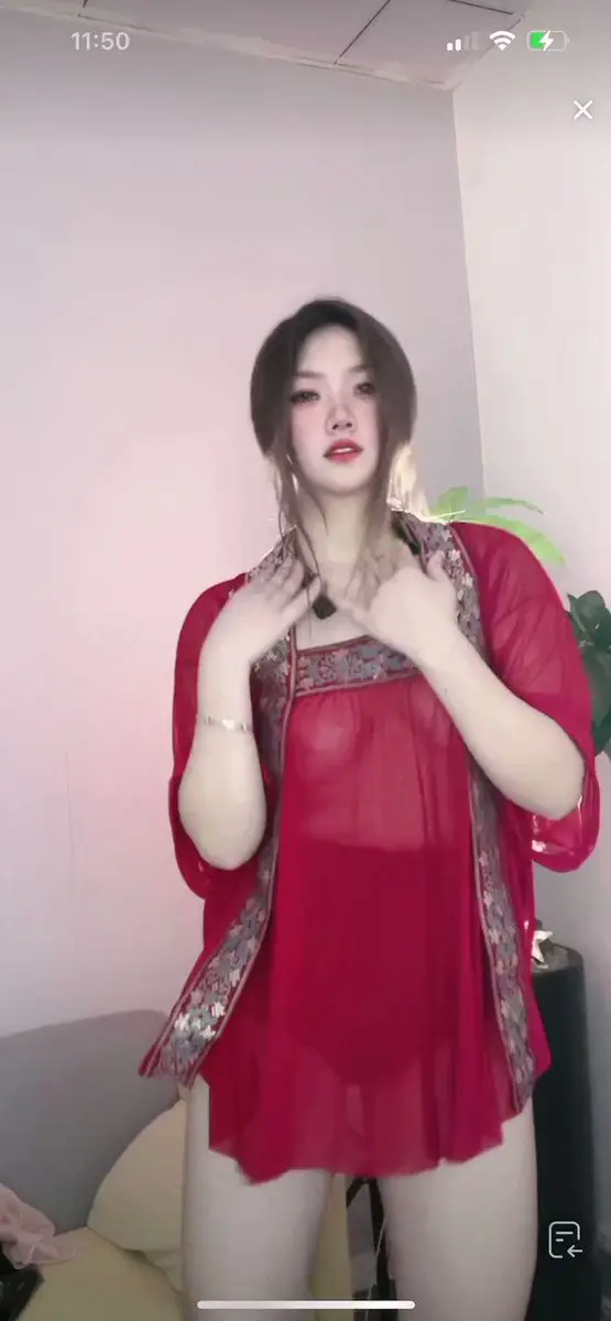 抖音直播 主播骚舞肚兜透视装露点