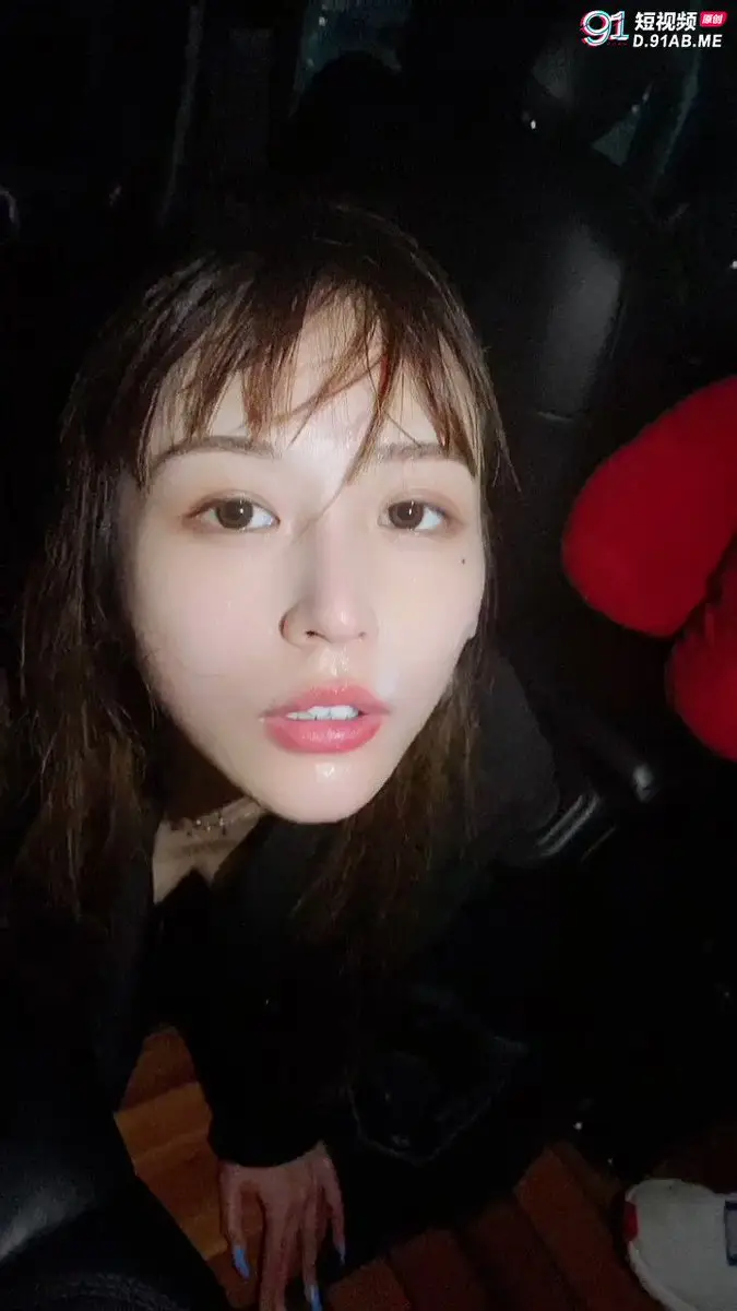 高傲的黑丝女邻居竟然在停车场被我颜射