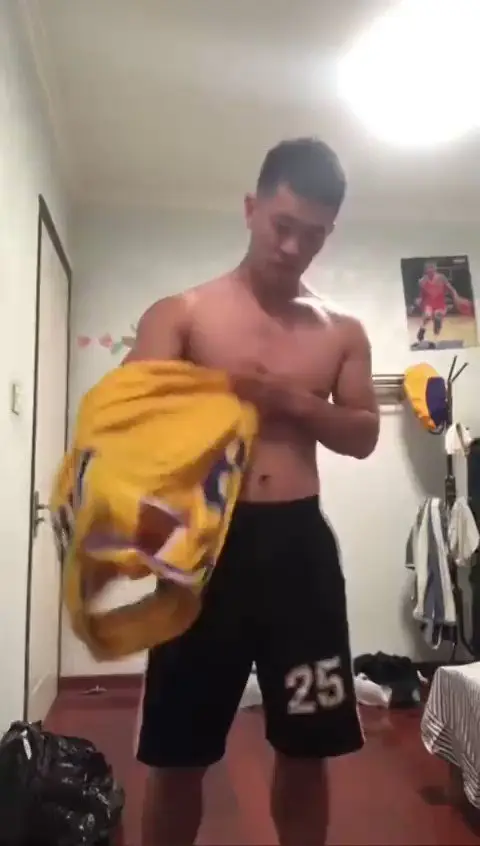 抖音vS推特 体育生变装视频就应该这样拍一件件穿上 袜子也上再变到一件不剩