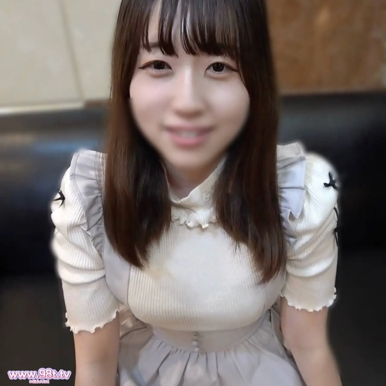 FC2PPV-4900752- サムネからわかるこの巨乳!上京して1年、まだ都会に慣れない女子大生のあどけないセッ!
