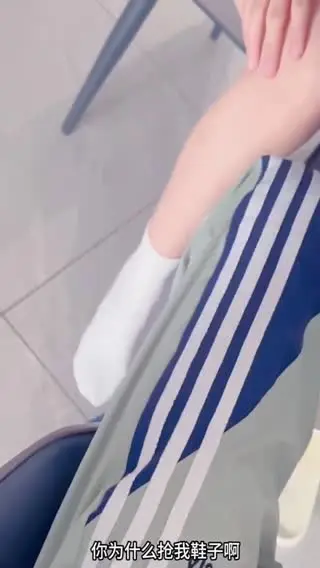 【首发乱伦原创】爸妈在厨房客厅让妹妹口爆吞精,又偷偷溜她房间,准备操她说爸妈在家外加排卵期不让操,忽悠自己打飞机蹭蹭不进去,趁其不备插射到阴道深处,嫩穴太小装不下精液都溢出来了(嗲声嗲气的不敢叫真特么刺激!)